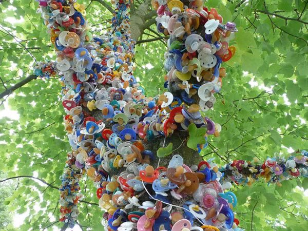 Người Đan Mạch treo núm vú giả lên cây Ở Đan Mạch, khi trẻ nhỏ bước sang tuổi thứ 3 và cai sữa thì cha mẹ sẽ treo núm vú giả con từng dùng lên một chiếc cây để tạm biệt quãng thời gian bú sữa của trẻ.