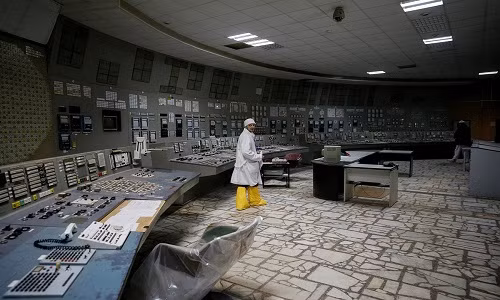 Một nhân viên đi kiểm tra trung tâm kiểm soát của lò phản ứng số 3 của nhà máy Chernobyl, Ukraine ngày 20/4/2018. Vào ngày 26/4/1986, thảm kịch hạt nhân tàn khốc đã xảy ra tại nhà máy này khiến hàng chục ngàn người dân ở "thị trấn ma" Pripyat buộc phải sơ tán.