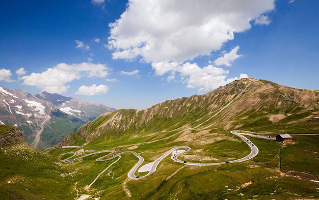 Grossglockner Hochalpenstrasse: Tuyến đường lắt léo này chỉ dài 48 km nhưng xứng đáng để bạn mạo hiểm bởi nó được coi là một trong những con đường đẹp nhất châu Âu, với tầm nhìn bao quát 37 ngọn núi.