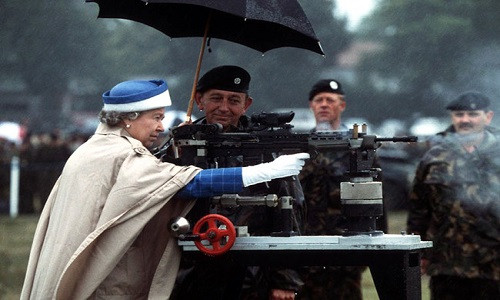 Bức ảnh lịch sử chụp Nữ hoàng Elizabeth II sử dụng một khẩu súng chiến đấu L85 của Anh năm 1993.