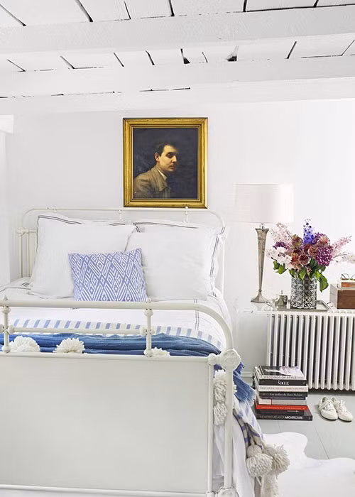 Phòng ngủ của bố mẹ với diện tích khá khiêm tốn nhưng rất gọn gàng. Chủ nhà cũng chỉ bố trí những nội thất cơ bản như giường, tủ nhỏ.