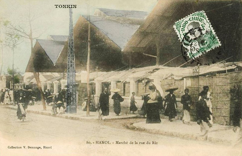  Chợ Đồng Xuân vào khoảng năm 1980 với đầy đủ 5 dãy. Đến khoảng năm 1990 thì chợ xây lại, đập bỏ 2 dãy ngoài cùng, xây dựng dãy giữa lên thành 3 tầng (Ảnh tư liệu)