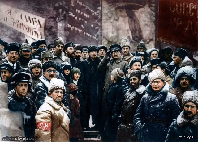 Năm 1919, các thành viên của đảng Bolshevik tổ chức kỷ niệm 2 năm ngày Cách mạng Tháng Mười thành công ở thủ đô Moscow của Nga.