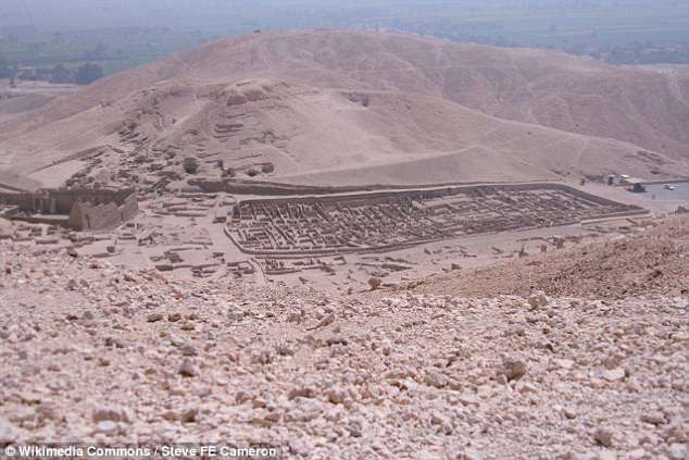 Paneb được miêu tả là đã gây ra một loạt vụ tấn công tình dục nhiều phụ nữ ở Thebes năm 1200 trước Công nguyên (hiện nay là thành phố Luxor, Ai Cập).
