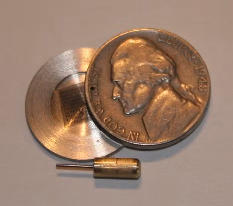 Những đồng xu của điệp viên Liên Xô có thể giấu các “microfilm và microdot” - các tài liệu dưới dạng văn bản hoặc hình ảnh đã được thu nhỏ dung lượng.