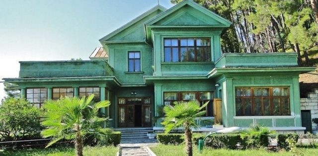 Đây là căn nhà khác của nhà lãnh đạo Stalin nằm ở Georgia. Khi sống tại nơi này, nhà lãnh đạo Liên Xô luôn được bảo vệ nghiêm ngặt, đề phòng bị tấn công.
