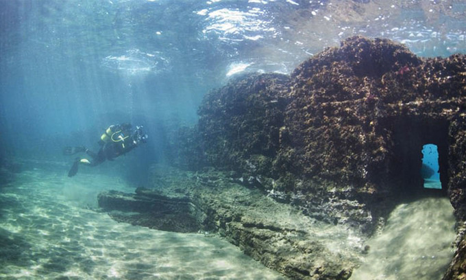 Nhiều người nổi tiếng thời La Mã như danh tướng Julius Caesar, hoàng đế Nero, các nhà lãnh đạo quân sự Pompey, Marius và hoàng đế Hadrianus đã từng sinh sống ở Baiae.