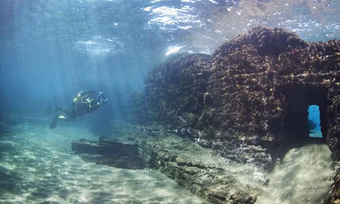 Nhiều người nổi tiếng thời La Mã như danh tướng Julius Caesar, hoàng đế Nero, các nhà lãnh đạo quân sự Pompey, Marius và hoàng đế Hadrianus đã từng sinh sống ở Baiae.