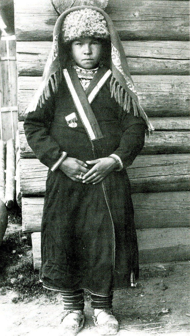 Hình ảnh đáng chú ý chụp cô gái ở Mariyka, Ukraine khoác lên mình trang phục áo cưới truyền thống.