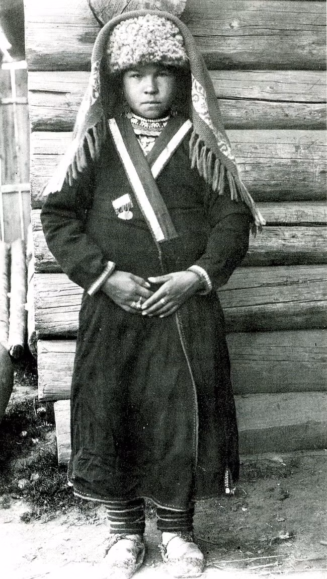 Hình ảnh đáng chú ý chụp cô gái ở Mariyka, Ukraine khoác lên mình trang phục áo cưới truyền thống.