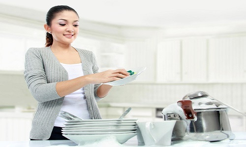 Không phải cứ rửa bát, quét nhà, làm nội chợ thì phụ nữ mới "xây được tổ ấm". Ảnh: I.T