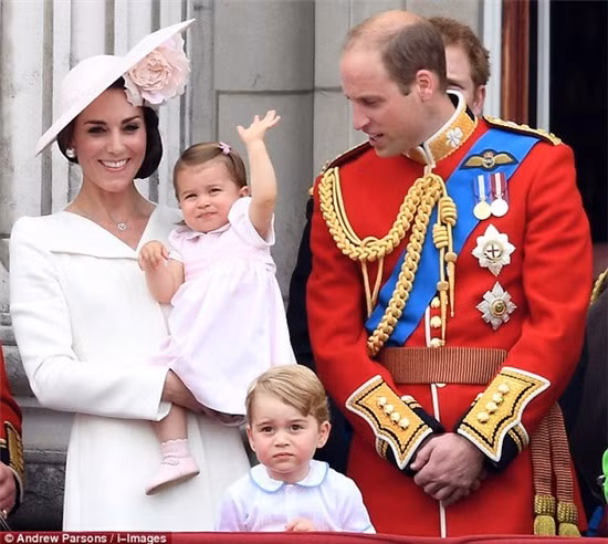 Tiểu công chúa Anh Charlotte Elizabeth Diana là người đứng thứ 4 theo thứ tự thừa kế ngai vàng. Charlotte là công chúa Anh đầu tiên không phải đối mặt với sự phân biệt giới tính trong hoàng gia. Nguyên do là vì Hoàng gia Anh có sự thay đổi trong quy tắc phong vương năm 2011.