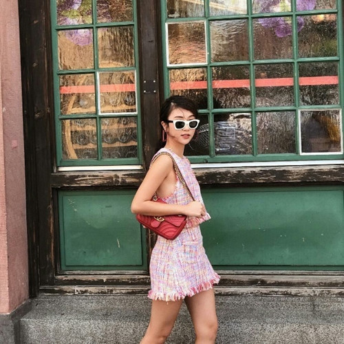 Mẫu túi đỏ này thuộc thương hiệu Gucci trị giá 2.355 USD (53 triệu VND).