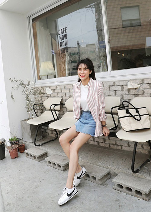 Bạn gái cũng thể mix đồ theo lối layer bằng cách diện áo phông cùng chân váy jeans rồi khoác bên ngoài một chiếc áo sơ mi kẻ sọc bắt mắt.