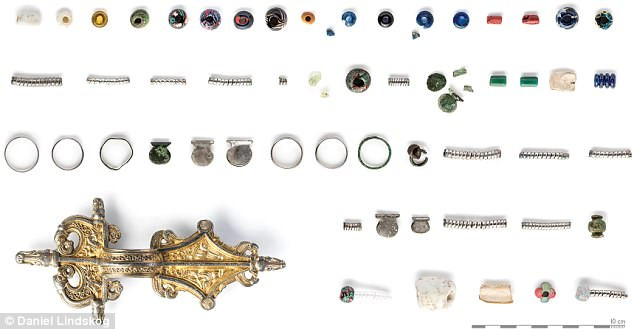 Điều này cho thấy trẻ em - đối tượng dễ bị tổn thương nhất - cũng không thoát được vụ thảm sát đẫm máu. Đặc biệt, giới khảo cổ còn phát hiện một thi hài bị chặt đầu.