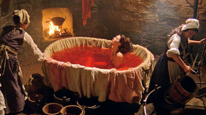 Theo ước tính, nữ bá tước Elizabeth Bathory đã tra tấn, giết hại hơn 600 cô gái trẻ. Máu của các nạn nhân được bà dùng để tắm, thậm chí là uống máu để trẻ mãi không già.