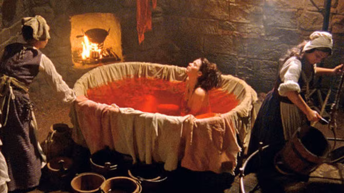 Theo ước tính, nữ bá tước Elizabeth Bathory đã tra tấn, giết hại hơn 600 cô gái trẻ. Máu của các nạn nhân được bà dùng để tắm, thậm chí là uống máu để trẻ mãi không già.