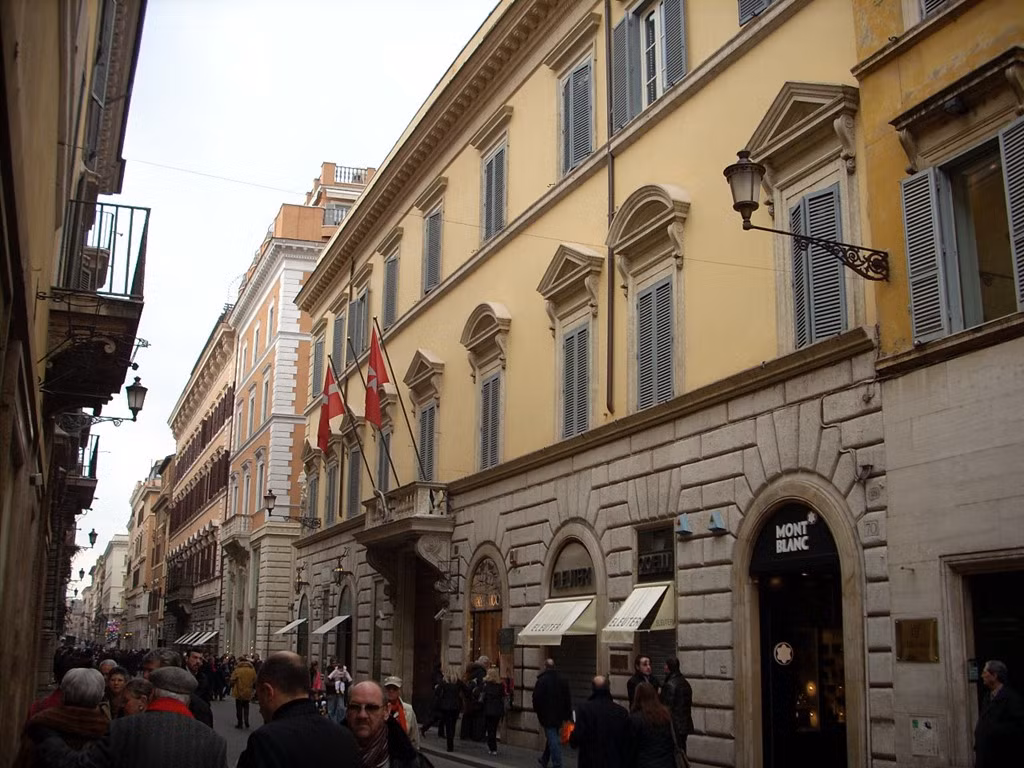 Tuy không sở hữu lãnh thổ chính thức, quốc gia này có các địa điểm dùng làm trụ sở mà du khách có thể ghé thăm. Đầu tiên là Palazzo Malta (Rome, Italy), nơi được xem là “thủ đô” của Dòng Hiệp sĩ Malta. Đây là một tòa nhà nằm ở đường Via dei Condotti 68 và cũng là trụ sở quan trọng nhất của quốc gia này. Quốc kỳ của Dòng Hiệp sĩ Malta được treo ở ngoài tòa nhà.