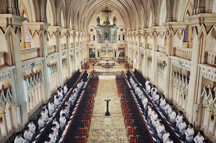 Thánh đường Đan viện Châu Sơn được xây dựng từ năm 1939, nằm trong khu vực rừng núi yên tĩnh, hướng theo trục Tây- Đông, thiết kế theo kiểu Gothic với bức tường bao quanh dày tới 0,6 m, cột dày 1,2 m tạo sự ấm áp về mùa đông và mát mẻ khi vào hạ.