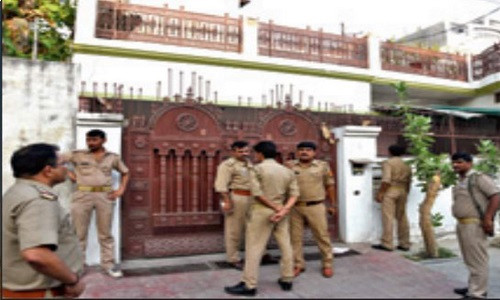 Cảnh sát khám xét ngôi nhà nơi hung thủ ra tay giết hại mẹ và em gái.