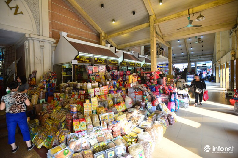 Khi mới đi vào hoạt động, chợ Đồng Xuân chỉ họp theo lối chợ phiên, hai ngày một phiên, nhưng về sau do nhu cầu buôn bán cùng với sự phát triển kinh tế thị trường nên chợ họp hàng ngày từ sáng đến tối