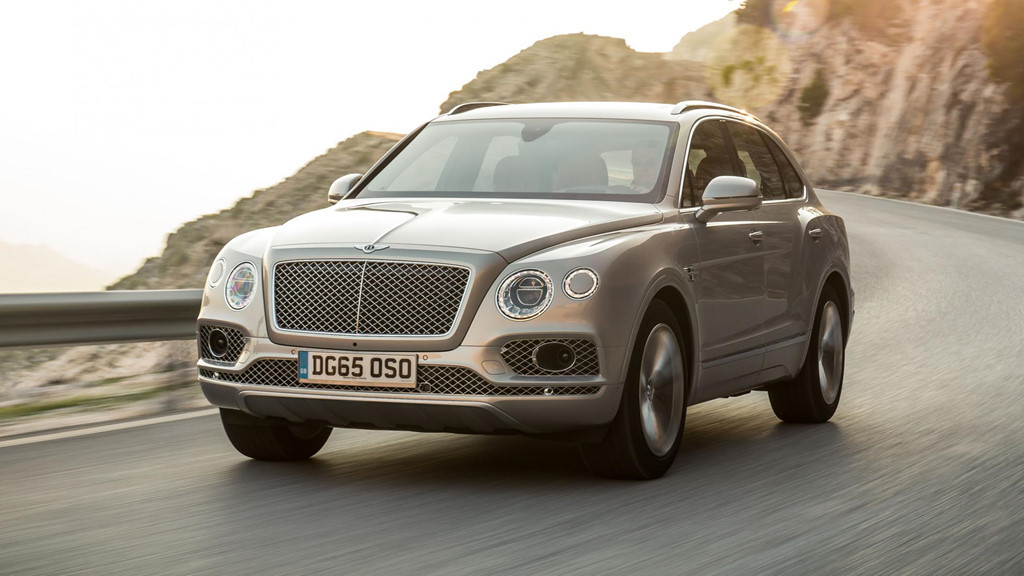 7. Bentley Bentayga W12: Không ngạc nhiên nếu Bentley Bantayga nằm trong top những chiếc SUV tăng tốc nhanh nhất thế giới thời điểm hiện tại. Trái tim của xe là khối động cơ W12, sản sinh công suất 600 mã lực và mô-men xoắn 900 Nm, giúp cho xe tăng tốc 0-100 km/h chỉ 4 giây, vận tốc tối đa 301 km/h. Bentley Bentayga có giá từ 191.307 USD đến 326.830 USD.