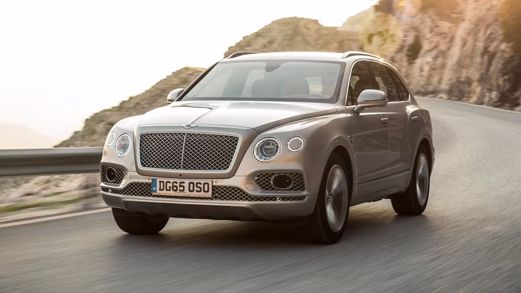 7. Bentley Bentayga W12: Không ngạc nhiên nếu Bentley Bantayga nằm trong top những chiếc SUV tăng tốc nhanh nhất thế giới thời điểm hiện tại. Trái tim của xe là khối động cơ W12, sản sinh công suất 600 mã lực và mô-men xoắn 900 Nm, giúp cho xe tăng tốc 0-100 km/h chỉ 4 giây, vận tốc tối đa 301 km/h. Bentley Bentayga có giá từ 191.307 USD đến 326.830 USD.