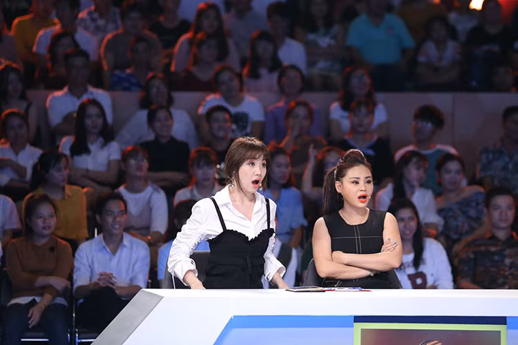 NSƯT Hoài Linh đã có những màn can thiệp khá sâu vào “nội bộ” gia đình của các đồng nghiệp. Khi Trấn Thành giới thiệu đội khách, chồng Sáu Bảnh liền nói: “Hari Won là vợ Trấn Thành còn Lê Giang là vợ cũ của…”. Lời giới thiệu của Hoài Linh liền khiến Lê Giang đứng hình, ngượng ngùng trước bầu không khí tưng bừng của trường quay.