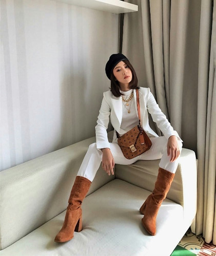 Cũng thuộc thương hiệu MCM nhưng thiết kế màu da bò điểm đinh tán này trị giá gần 21 triệu VNĐ.