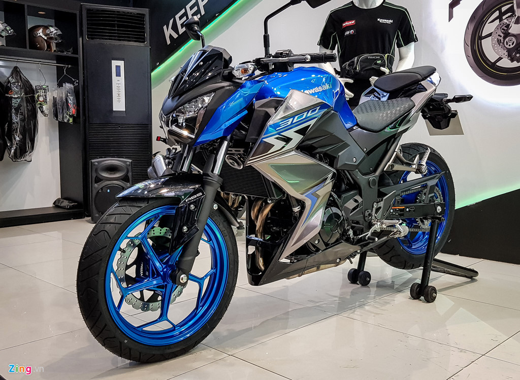 1. Kawasaki Z300: Tất cả các mẫu Ninja 300 đều đã được ngừng bán để dọn đường cho mẫu xe kế nhiệm Ninja 400 mới. Nhưng hiện tại mẫu nakedbike Z300 vẫn còn được bán, sử dụng động cơ cũ không phải là Euro4. Năm 2018, Kawasaki có ba lựa chọn: bán hết số Z300 còn lại và sau đó khai tử, thay thế động cơ Euro4 từ Versyx-X 300 hoặc dựa vào nền tảng của chiếc Ninja 400 mới để tạo ra một phiên bản Z nakedbike. Tuy nhiên vẫn có khả năng mẫu môtô này sẽ không có sự kế thừa.