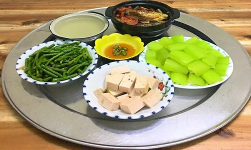 Mâm cơm đầy đủ chất dinh dưỡng cho người mẹ sau sinh