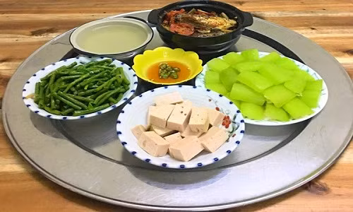 Mâm cơm đầy đủ chất dinh dưỡng cho người mẹ sau sinh