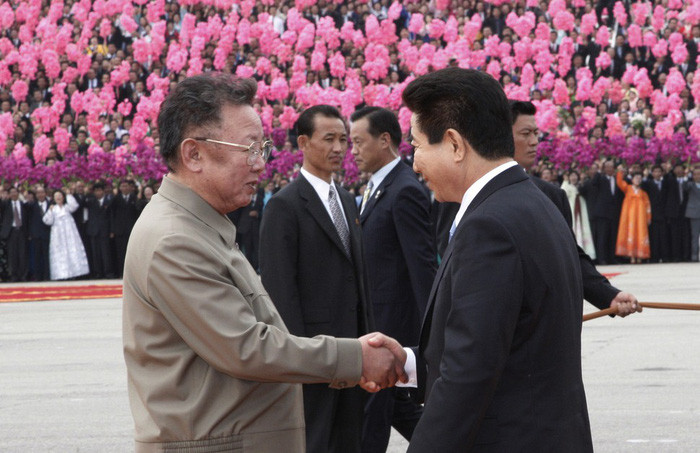 Lãnh đạo Triều Tiên Kim Jong Il bắt tay Tổng thống Hàn Quốc Roh Moo Hyun trong thượng đỉnh liên Triều lần 2 năm 2007 - Ảnh: AFP