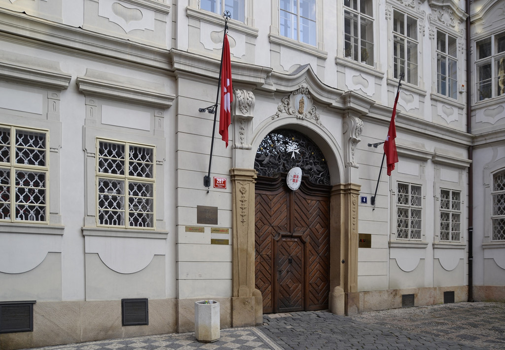 Dòng Hiệp sĩ Malta có quốc kỳ và quốc huy riêng. Cờ của quốc gia này được cắm ở những nơi thuộc quyền quản lý của hội, chủ yếu ở đảo Malta và các trụ sở ở Italy.