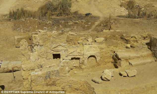 Bên cạnh tàn tích của ngôi đền, các nhà khảo cổ còn tìm thấy những mảnh vỡ của đồ gốm, đồng xu, tác phẩm điêu khắc mặt người Hy Lạp và 2 bức tượng sư tử đá. Một trong 2 bức tượng sư tử đá này không có phần đầu.