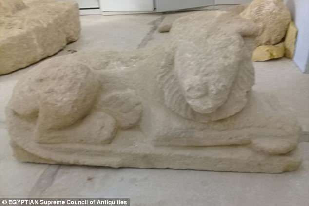 Theo Bộ di tích cổ Ai Cập, phía trước ngôi đền, nền và lối vào chính của di tích này được tìm thấy. Các chuyên gia cũng rất kinh ngạc khi phát hiện bức tường ngoài dày 1m bao quanh hai bên lối vào ngôi đền cổ.