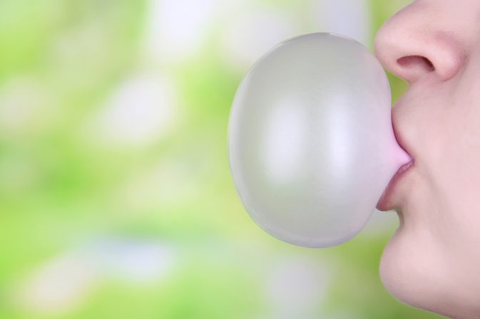 Người ta quan niệm rằng, nhai kẹo cao su vào ban đêm chính là nhai thịt người chết. Do vậy, người dân còn kiêng không rửa mồm hay súc miệng vào thời gian đó.