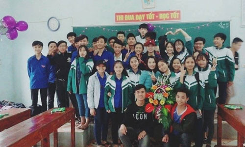 Các thành viên lớp 10A1, trường THPT II Nghi Lộc II, Nghệ An. Ảnh: FBNV.