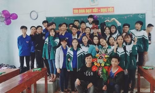 Các thành viên lớp 10A1, trường THPT II Nghi Lộc II, Nghệ An. Ảnh: FBNV.