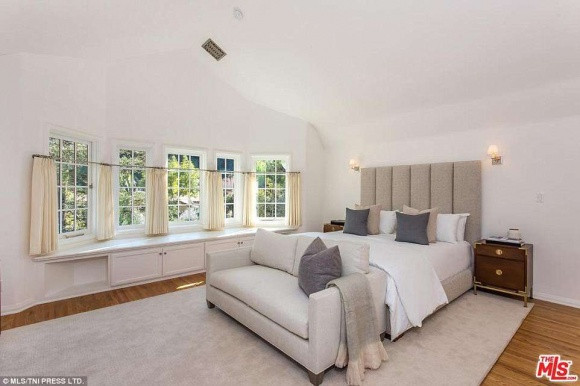 Không chỉ đầy đủ tiện nghi mà căn nhà Leonardo DiCaprio mới mua còn tạo cảm giác ấm áp và thoải mái cho người ở. Nhờ kiểu làm trần cao và thiết kế cửa sổ lớn mà tổ ấm này lấy được nhiều ánh sáng từ bên ngoài tự nhiên.