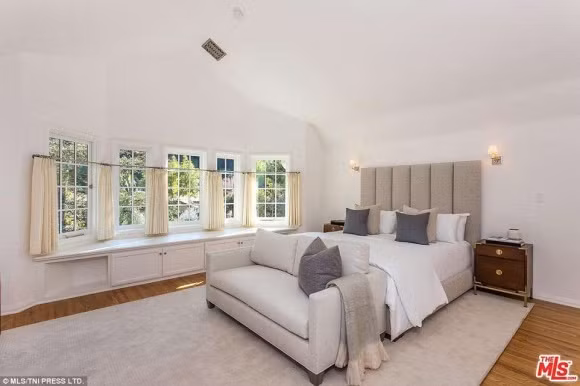 Không chỉ đầy đủ tiện nghi mà căn nhà Leonardo DiCaprio mới mua còn tạo cảm giác ấm áp và thoải mái cho người ở. Nhờ kiểu làm trần cao và thiết kế cửa sổ lớn mà tổ ấm này lấy được nhiều ánh sáng từ bên ngoài tự nhiên.