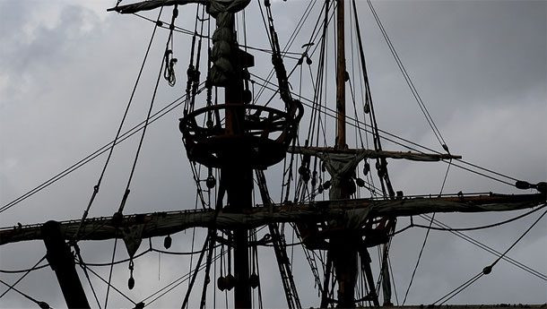 Christopher Columbus là người đầu tiên ghi chép về những hiện tượng kỳ lạ xảy ra ở tam giác Bermuda. Nhà hàng hải này từng viết rằng đã chứng kiến một ngọn lửa lớn rơi xuống biển.