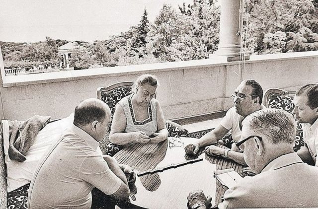 Thỉnh thoảng, phu nhân của các lãnh đạo Liên Xô đi nghỉ cùng chồng tại các căn biệt thự tuyệt đẹp. Mời quý độc giả xem video: Bảo tàng đồ cũ thời Liên Xô (nguồn: VTC14)