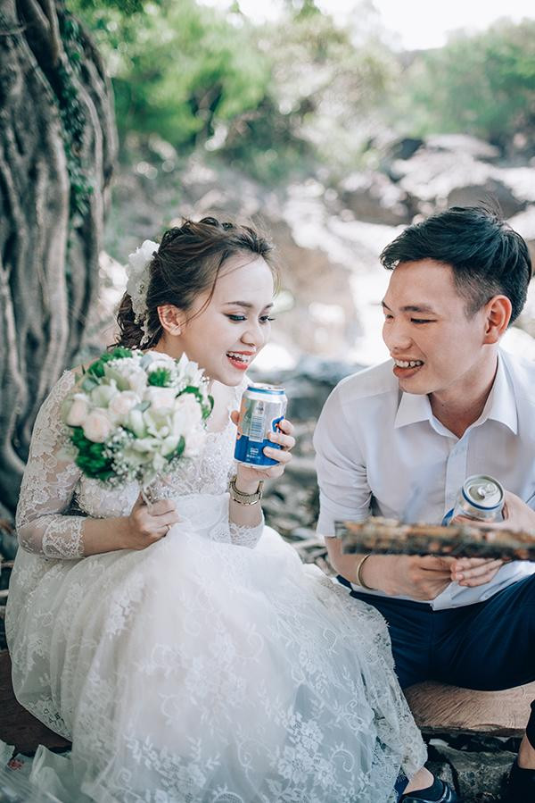 Suốt hành trình bên nhau, cả hai đã yêu xa cách nhau khoảng 100km và đến hiện tại dù đã chính thức tổ chức hôn lễ nhưng họ vẫn… chưa về cùng 1 nhà.