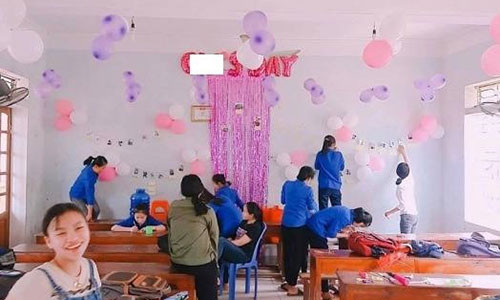 Các thành viên nữ tổ chức "Ngày con trai" cho phái mạnh trong lớp. Ảnh: H.T.