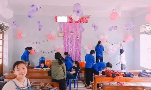 Các thành viên nữ tổ chức "Ngày con trai" cho phái mạnh trong lớp. Ảnh: H.T.