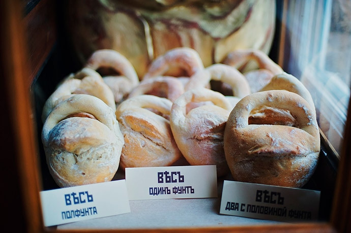 Bữa sáng, Sa hoàng Nicholas I uống trà và ăn bánh mì.