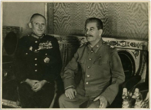 Nhà lãnh đạo Stalin ngồi trò chuyện với một tướng tá.