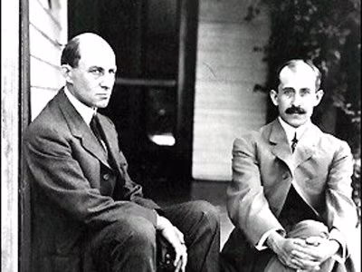 Chuyến bay đầu tiên của anh em nhà Wright diễn ra ngày 17/12/1903 là một trong những sự kiện đặc biệt góp phần thay đổi bánh xe lịch sử. Khi ấy, Orville Wright trở thành phi công đầu tiên trên thế giới với chuyến bay lịch sử kéo dài 12 giây.