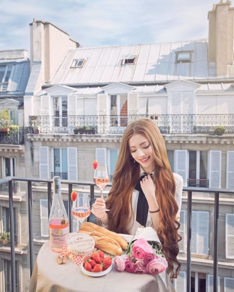 Bí quyết của cô là hạn chế dùng hóa chất, thường xuyên sử dụng vitamin và Omega 3 bổ sung từ bên trong để tóc chắc khỏe. Và mái tóc xinh đẹp này cũng đã mang về cho Sarah rất nhiều hợp đồng quảng cáo mỹ phẩm chăm sóc tóc.